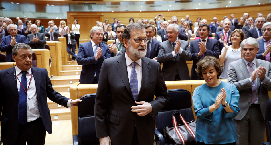 Mariano Rajoy es aplaudido a su llegada al pleno extraordinario del Senado que aprobó el 155.