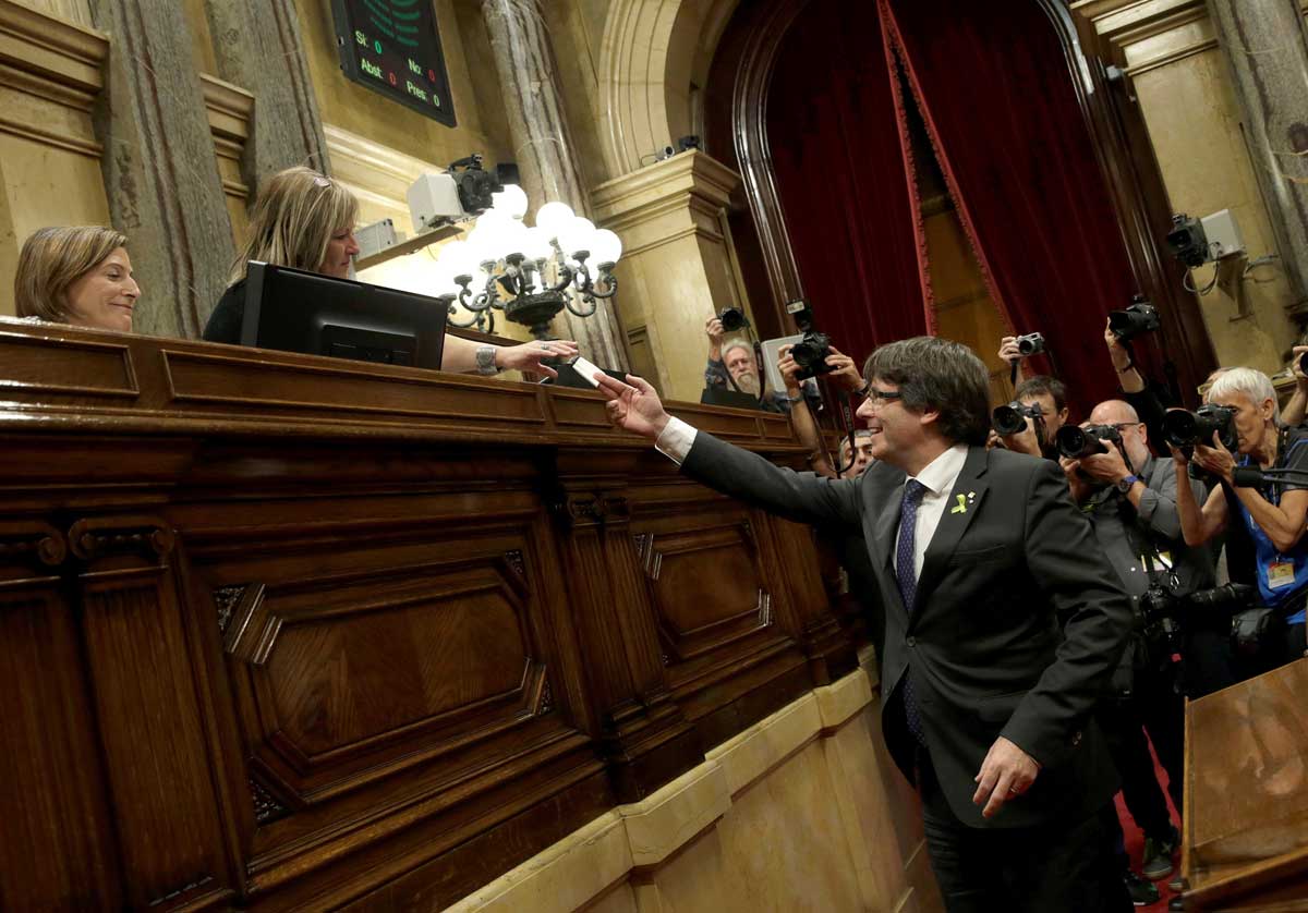 El presidente de la Generaliatat, Carles Puigdemont, vota en el pleno del Parlament que ha aprobado la declaración de independencia, con los votos de Junts pel Sí (JxSí) y la CUP. EFE