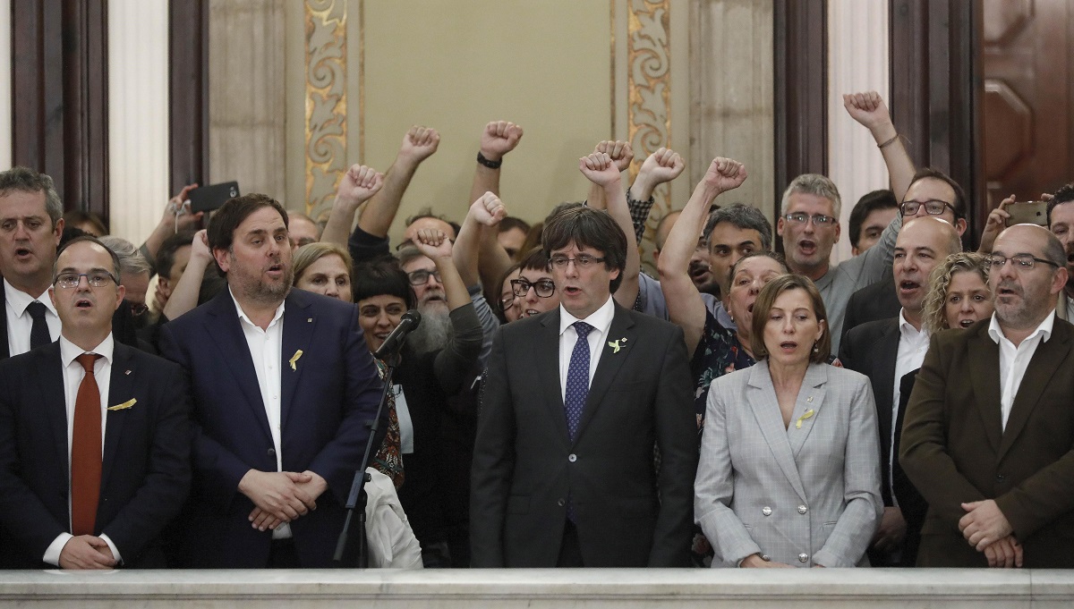 El expresidente de la Generalitat, Carles Puigdemont (c) junto al exvicepresidente del Govern,  Oriol Junqueras y la expresidenta del Parlament, Carme Forcadell