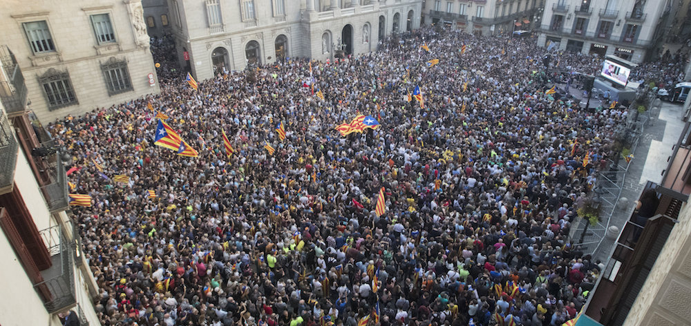 Unas 17.000 personas, según la Guardia Urbana, se han concentrado  en la plaza de Sant Jaume de Barcelona, ante el Palau de la Generalitat. 