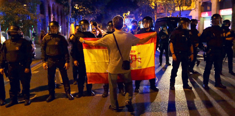 Contrarios a la independencia declarada de forma unilateral por el Parlament, se manifiestan esta noche por las calles de Barcelona protegidos por los Mossos d´Esquadra. 
