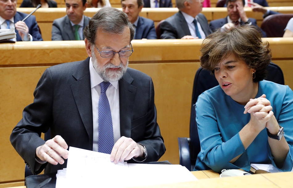 El presidente del Gobierno, Mariano Rajoy, junto a la vicepresidenta, Soraya Sáenz de Santamaría, este viernes al inicio del pleno extraordinario del Senado.