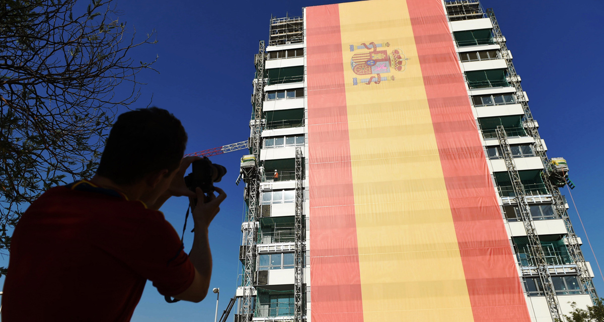 Un empresario inmobiliario de Madrid desplegó  en un edificio en construcción de Valdebebas una bandera de España. 