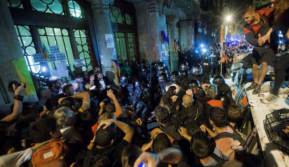 Agentes de los Mossos d'Esquadra, ante las puertas de la sede de la consellería de Economía de la Generalitat el pasado 21 de septiembre. 