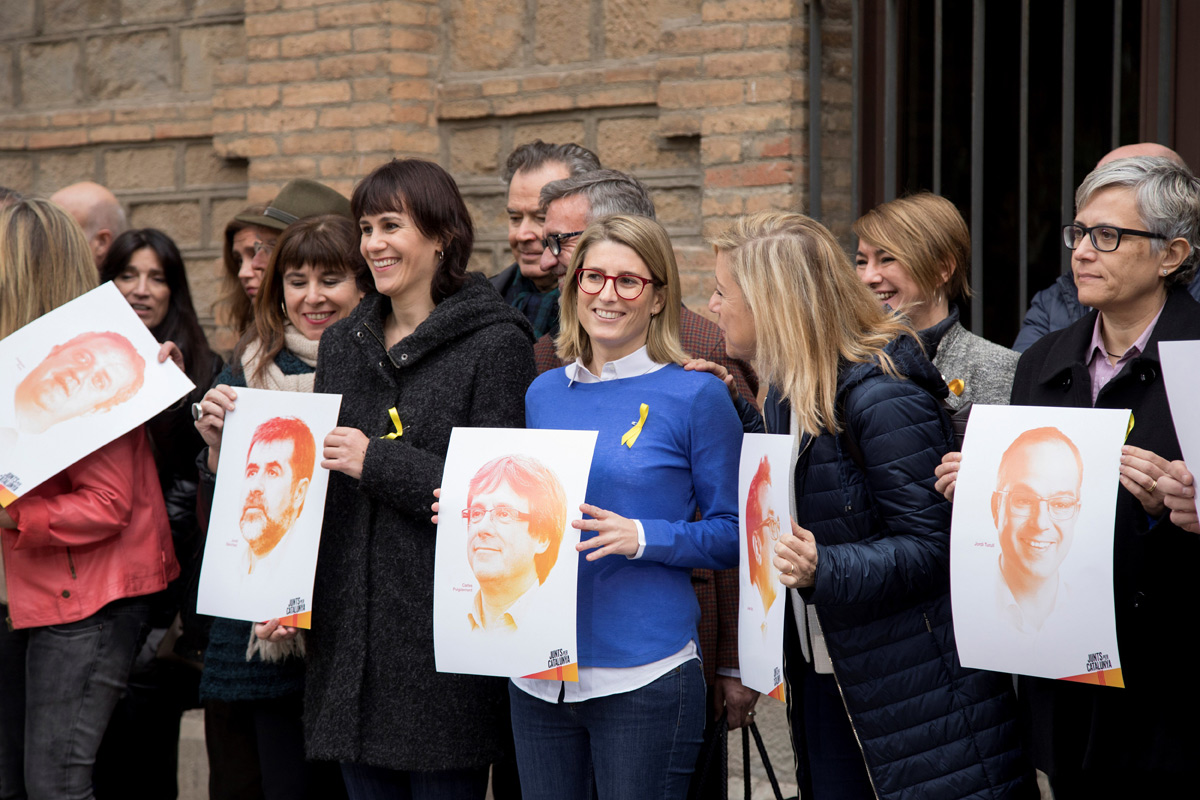 La directora de campaña de Junts per Catalunya, Elsa Artadi (c), junto a varias de sus compañeras, durante la presentación de la candidatura que encabeza Carles Puigdemont