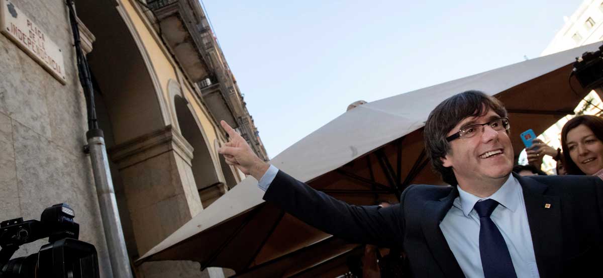El presidente cesado de la Generalitat de Cataluña, Carles Puigdemont, a su salida de un restaurante de Girona. 