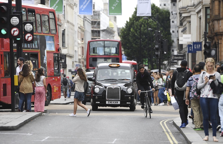 Coches, taxis y autobuses pasan por delante de la calle Oxford en Londres (Reino Unido). 