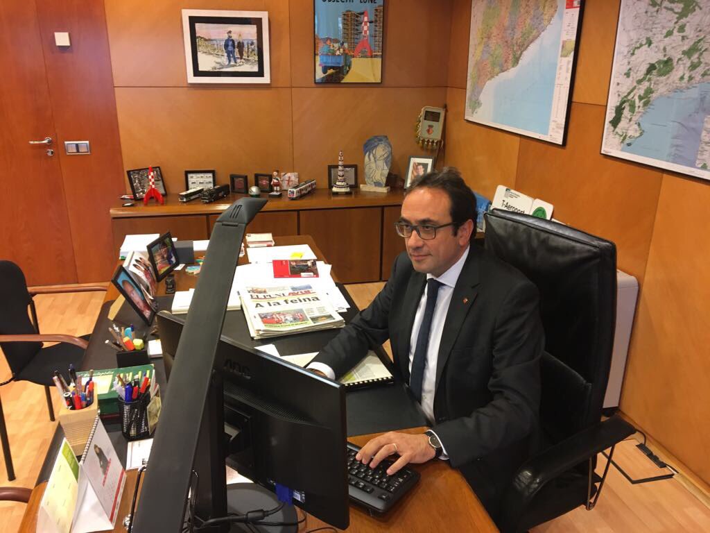 Josep Rull, conseller de Territori cesado, saluda desde su despacho tras el artículo 155.