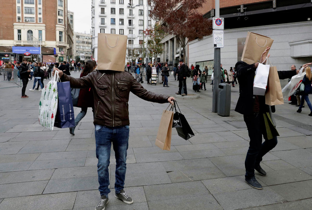 Miembros de la compañía Cactus Teatro participan en una "acción-performance" como colofón de la campaña '¿Consumimos felicidad?'