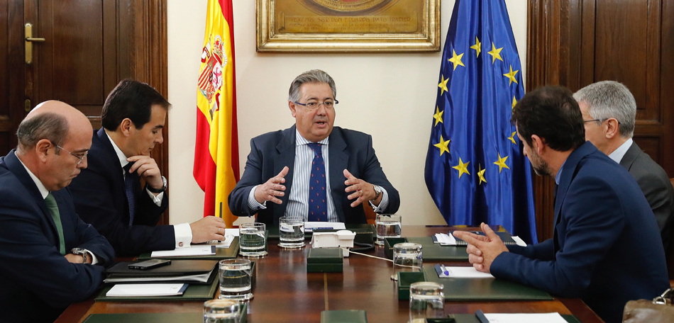 El ministro del Interior, Juan Ignacio Zoido,c., el nuevo jefe de los Mossos, Ferran López ,d.,junto al secretario de Estado de Seguridad, José Antonio Nieto.2ªiz, el coronel de la Guardia Civil, Diego Pérez de los Cobos,iz.