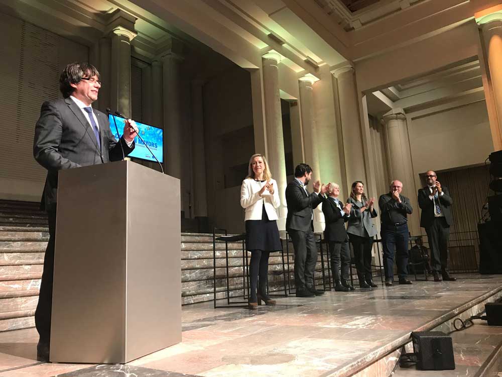 El expresident de la Generalitat, Carles Puigdemont, durante su intervención en el acto con alcaldes independentistas en Bruselas