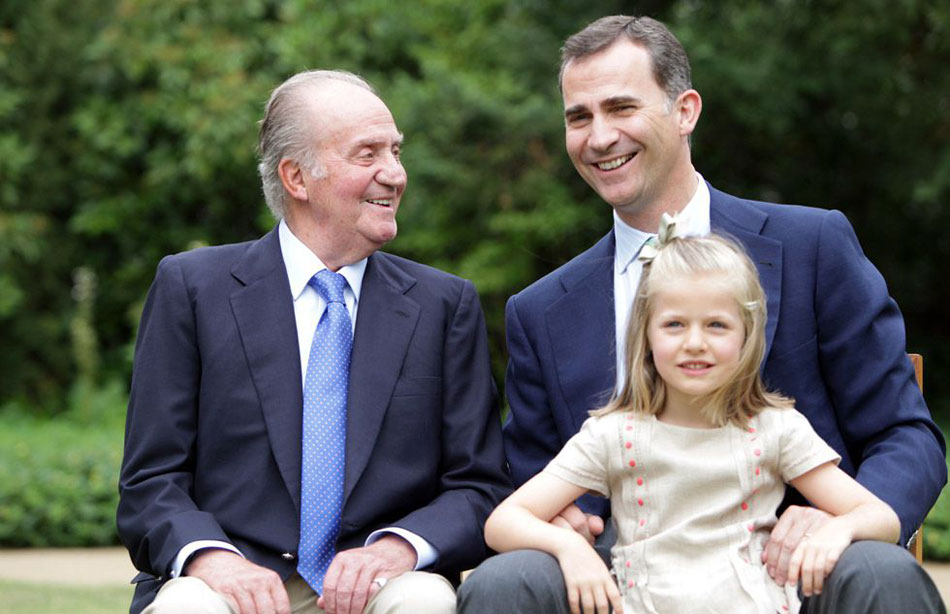 Juan Carlos I junto a su hijo Felipe VI y su nieta la princesa Leonor