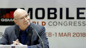 El consejero delegado de la asociación de operadores móviles GSMA, John Hoffman, durante la presentación en rueda de prensa del Mobile World Congress 2018.