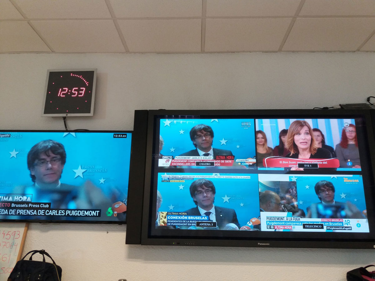 Televisión con la pantalla dividida mostrando dónde se estaba emitiendo el mensaje de Puigdemont
