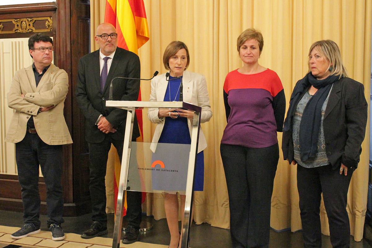 La presidenta en funciones del Parlament, Carme Forcadell, y otros miembros de la Mesa