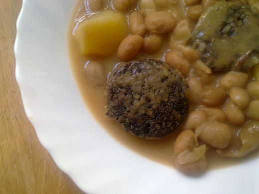 Judías blancas con morcilla y rape con verduras