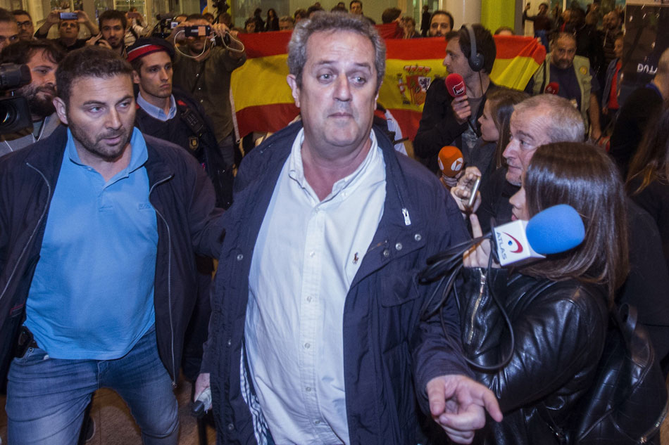 El exconseller de Interior, Joaquim Forn (c), a su llegada esta noche al aeropuerto de Barcelona-El Prat procendente de Bruselas.