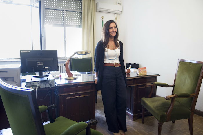 La juez María Núñez Bolaños, en su despacho del Palacio de Justicia de Sevilla.