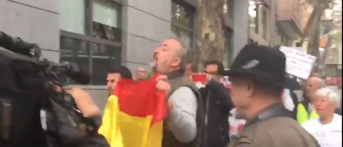 Insultos a Santi Vila frente a la Audiencia Nacional