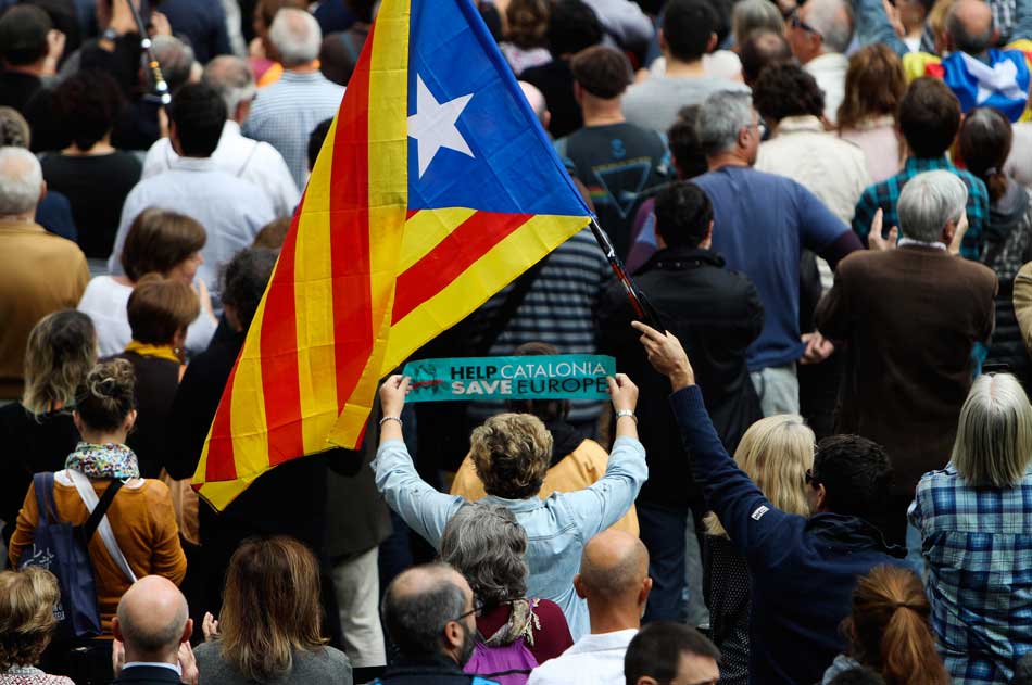 Cientos de personas se han concentrado este mediodía en la plaza de Sant Jaume de Barcelona, convocados por la ANC, para mostrar su solidaridad con los cargos políticos citados a declarar en Madrid. 