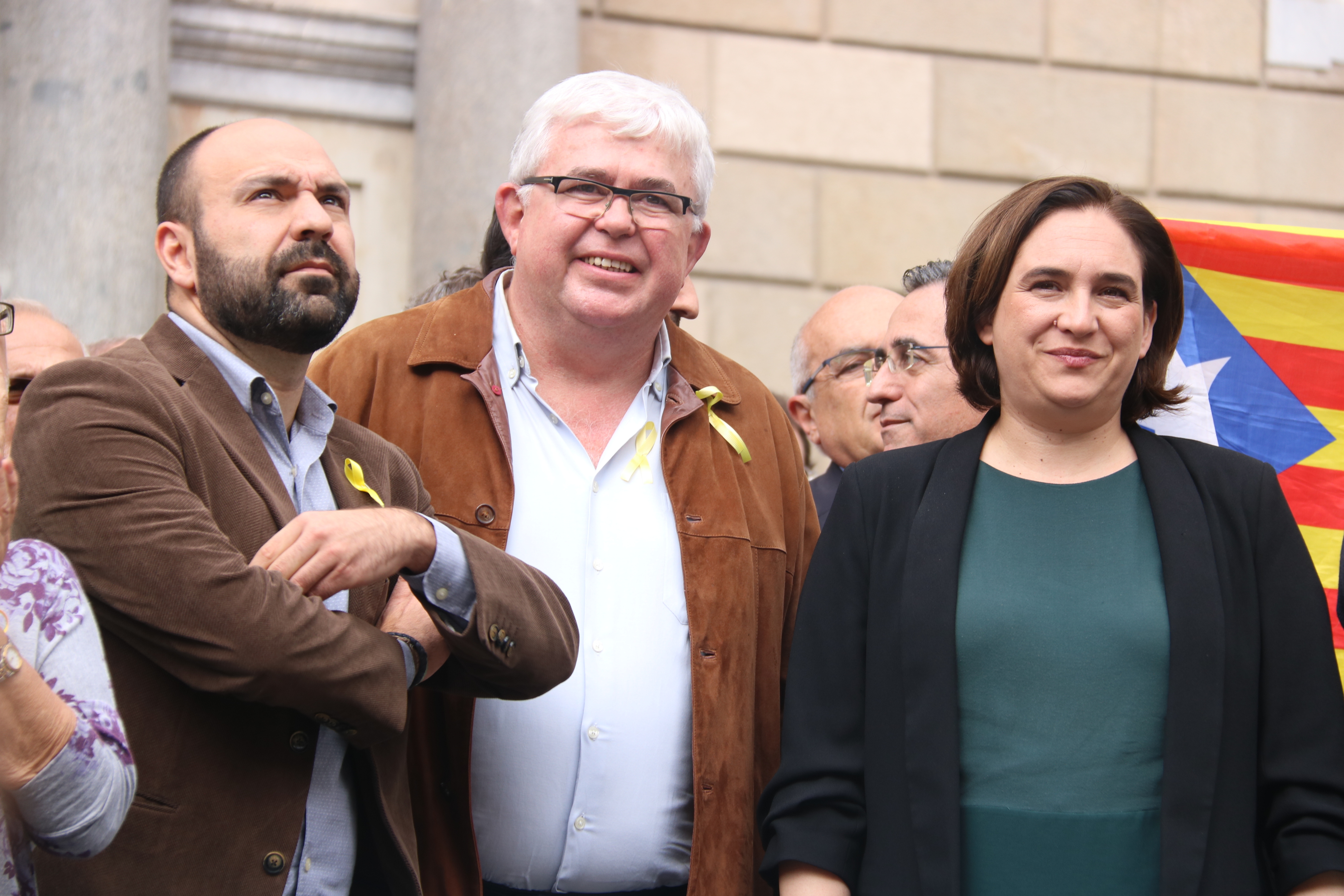 Marcel Mauri, Agustí Alcoberro i Ada Colau avui dijous a la plaça Sant Jaume
