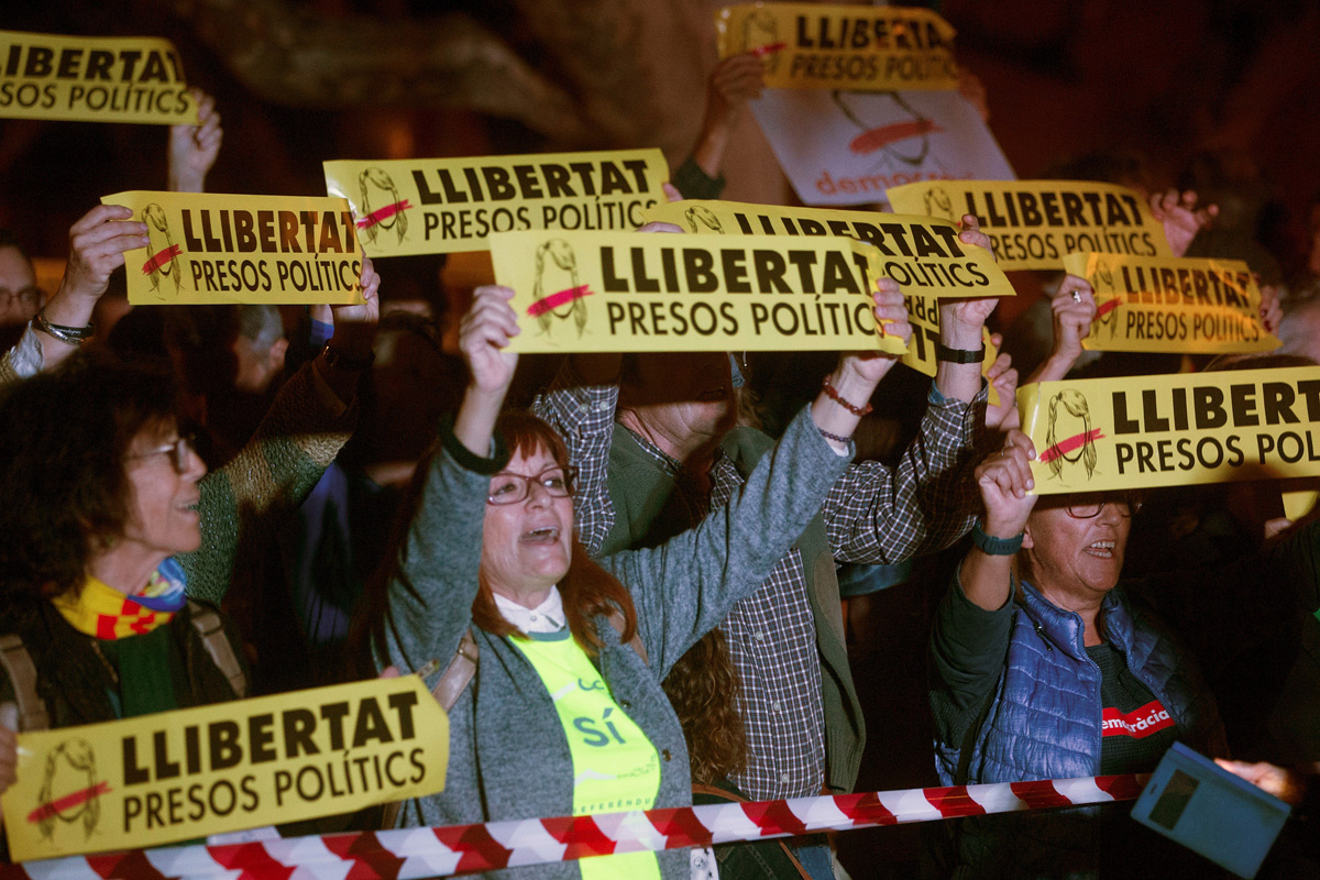 Varias personas protestan durante la concentración convocada por la ANC frente al Parlamento catalán