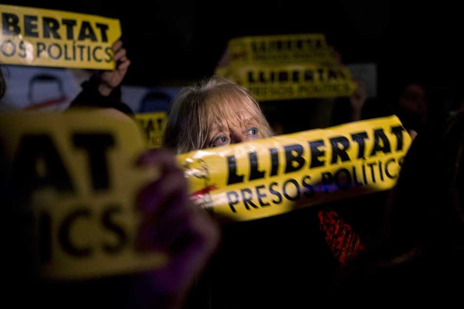 Una persona protesta durante la concentración convocada por la ANC frente al Parlamento catalán, para defender a Carles Puigdemont como legítimo presidente de Cataluña y contra la encarcelación de los exconsellers.