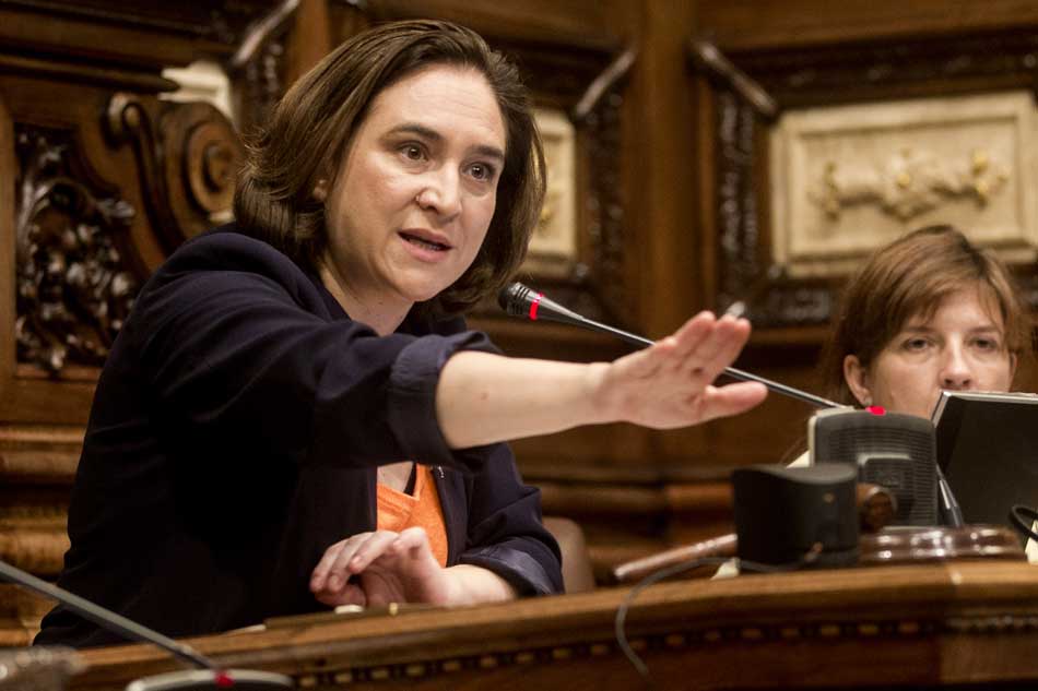 La alcaldesa de Barcelona, Ada Colau, en el Pleno del Ayuntamiento 
