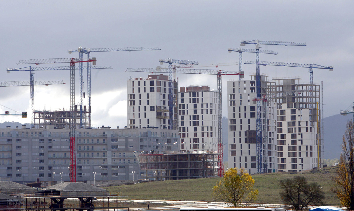 En la imagen, varios edificios de viviendas en construcción