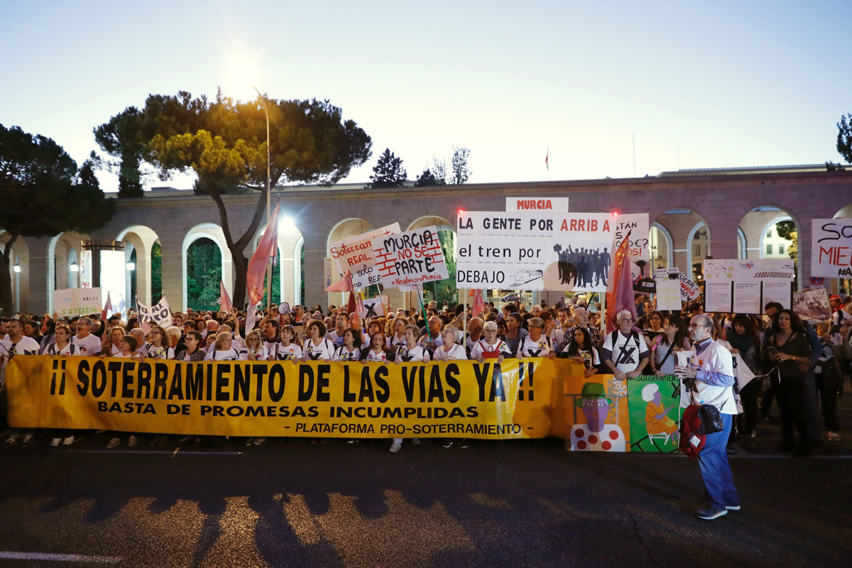 Miles de personas se manifestaron en Madrid para reivindicar el soterramiento de las vías férreas del tren AVE en Murcia capital