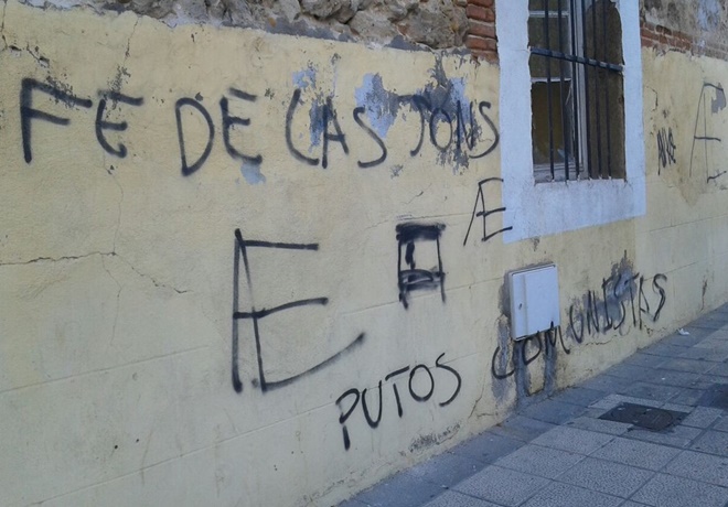 Pintadas en el exterior del Centro Social Rafael Acosta. 