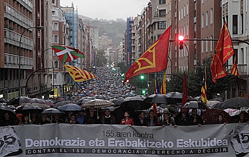 Los manifestantes han recorrido las calles de Bilbao bajo el lema: '155 no. Democracia y derecho a decidir'. 
