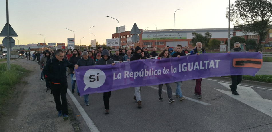 Manifestantes en Barcelona portan una pancarta con el lema "Sí a la república de la igualdad"