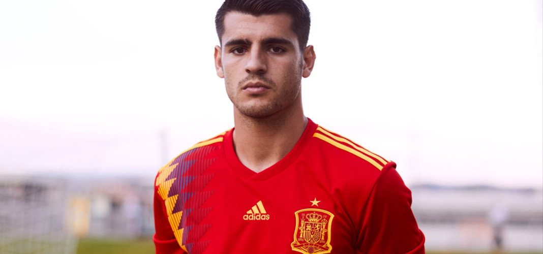 El futbolista Morata con la camiseta nueva de la Selección Española de Fútbol