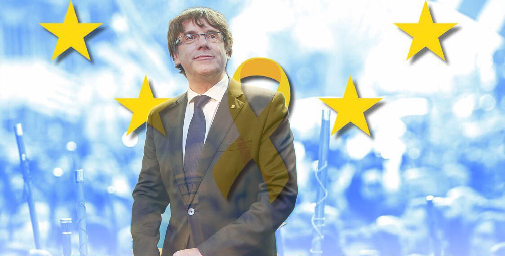 Carles Puigdemont en primer pla i part del cartell promocional del alcaldes independentistes a Brussel·les