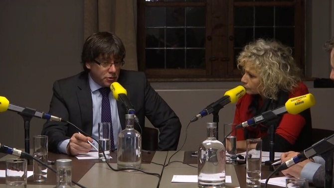 Carles Puigdemont durant l'entrevista a Catalunya Ràdio amb Mònica Terribas