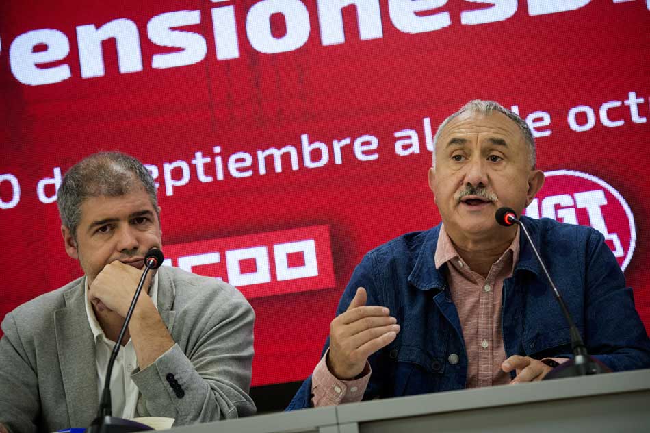 Los secretario generales de UGT y CCOO, Pepe Álvarez (d) y Unai Sordo (i).