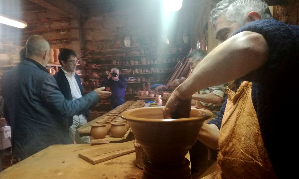 El conseller de Trabajo, Comercio e Industria, Iago Negueruela en la visita a "ses olleries"