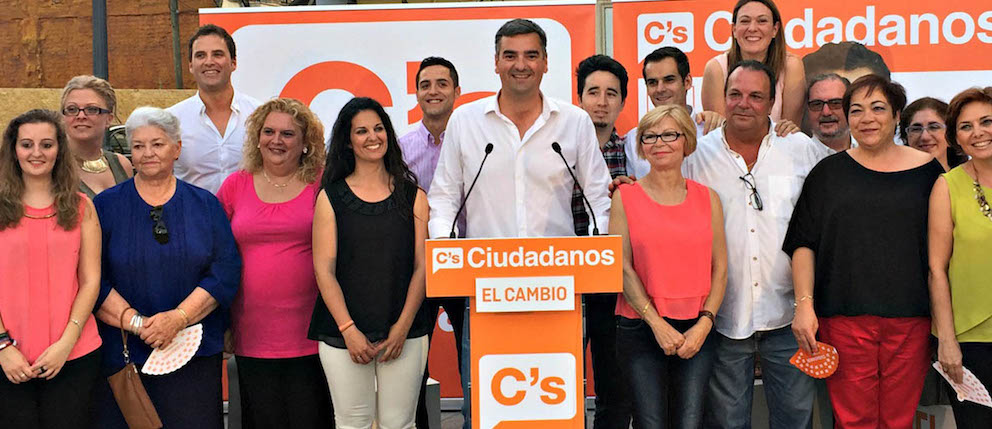 Foto de familia del cartel electoral de Ciudadanos en Dos Hermanas. En el centro, el candidato chantajeado Manuel Varela. 
