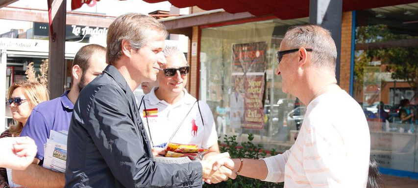 Antonio González Terol, alcalde de Boadilla, reparte banderas de España junto a Julián Leal.