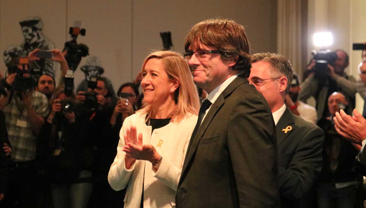 El expresidente Carles Puigdemont llega al acto con los 200 alcaldes independentistas en Bruselas