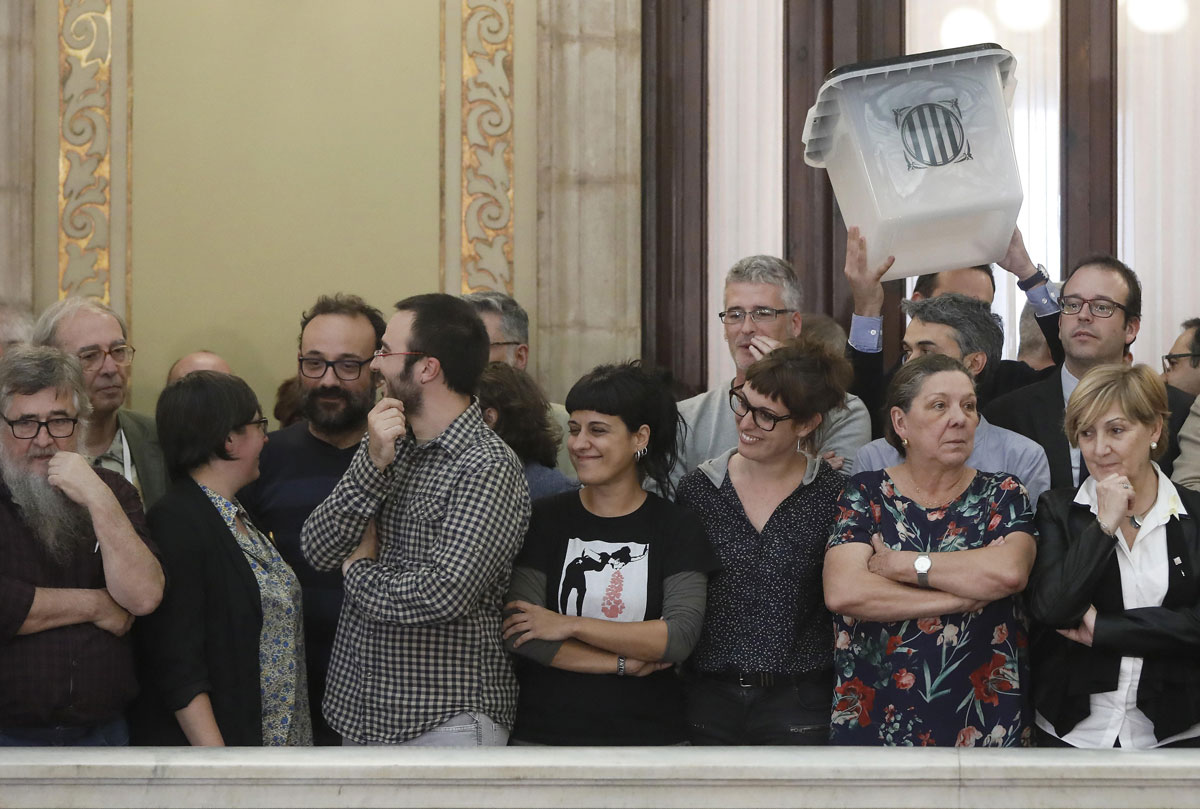La diputada de la CUP, Anna Gabriel (c) junto a compañeros y dipuados de su formación muesrtran una de las urnas usadas el 1 de Octubre en las escalinatas del Parlament.