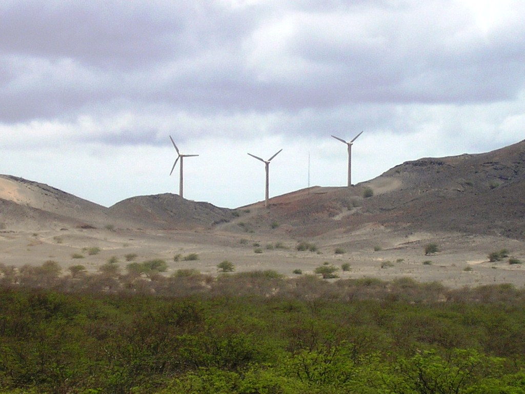 Tres turbinas generadoras de energía eólica
