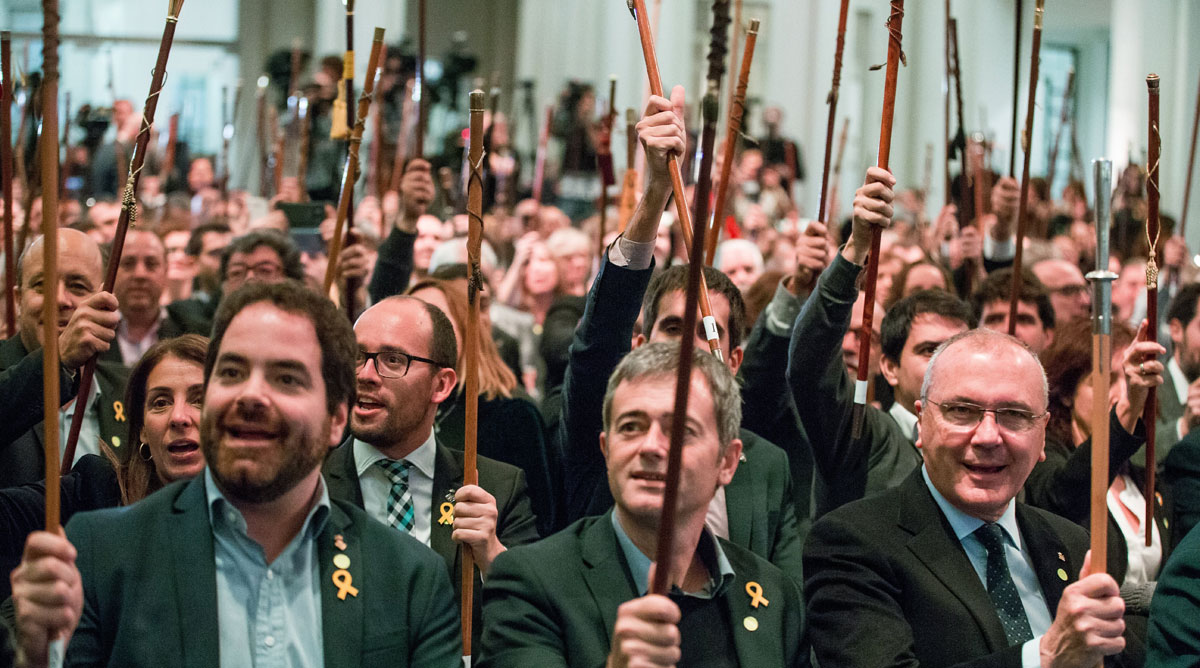 Varios alcaldes independentistas en Bruselas, Bélgica, para apoyar al cesado Gobierno catalán.