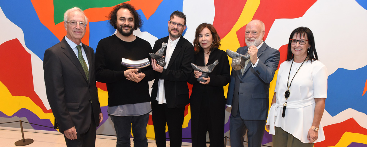 El presidente de la Fundació Joan Miró, Jaume Freixa; el artista francoargelino Kader Attia, ganador del Premio Joan Miró 2017