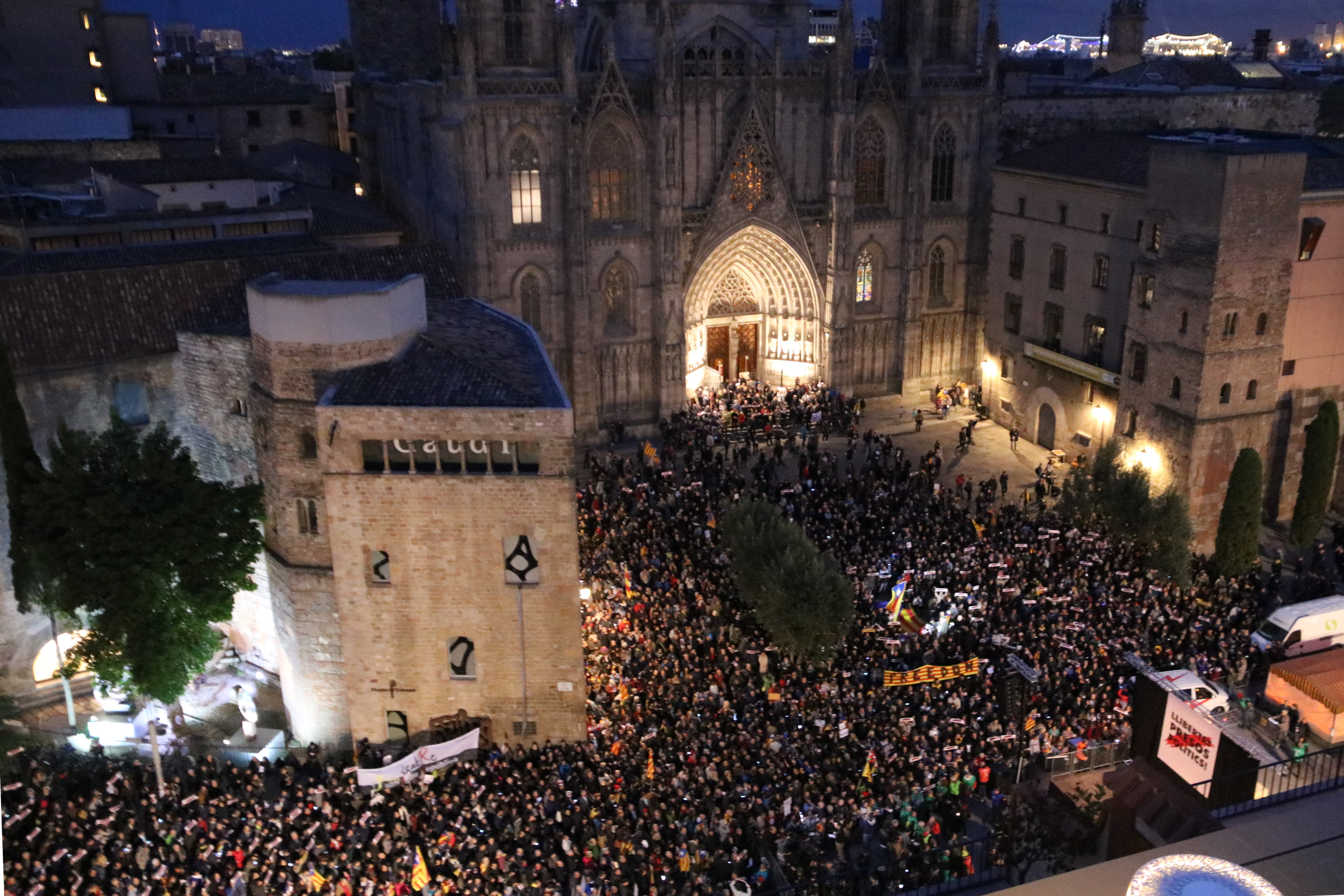 Una gran munió de gent s'ha concentrat al vespre a la plaça Catedral de Barcelona