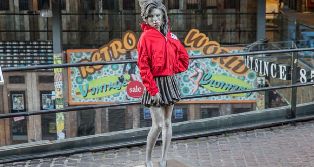 Londres viste sus estatuas con abrigos. Por una buena causa