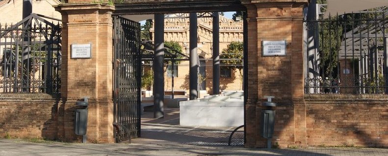 Puerta de entrada del cementerio de San Fernando de Sevilla.