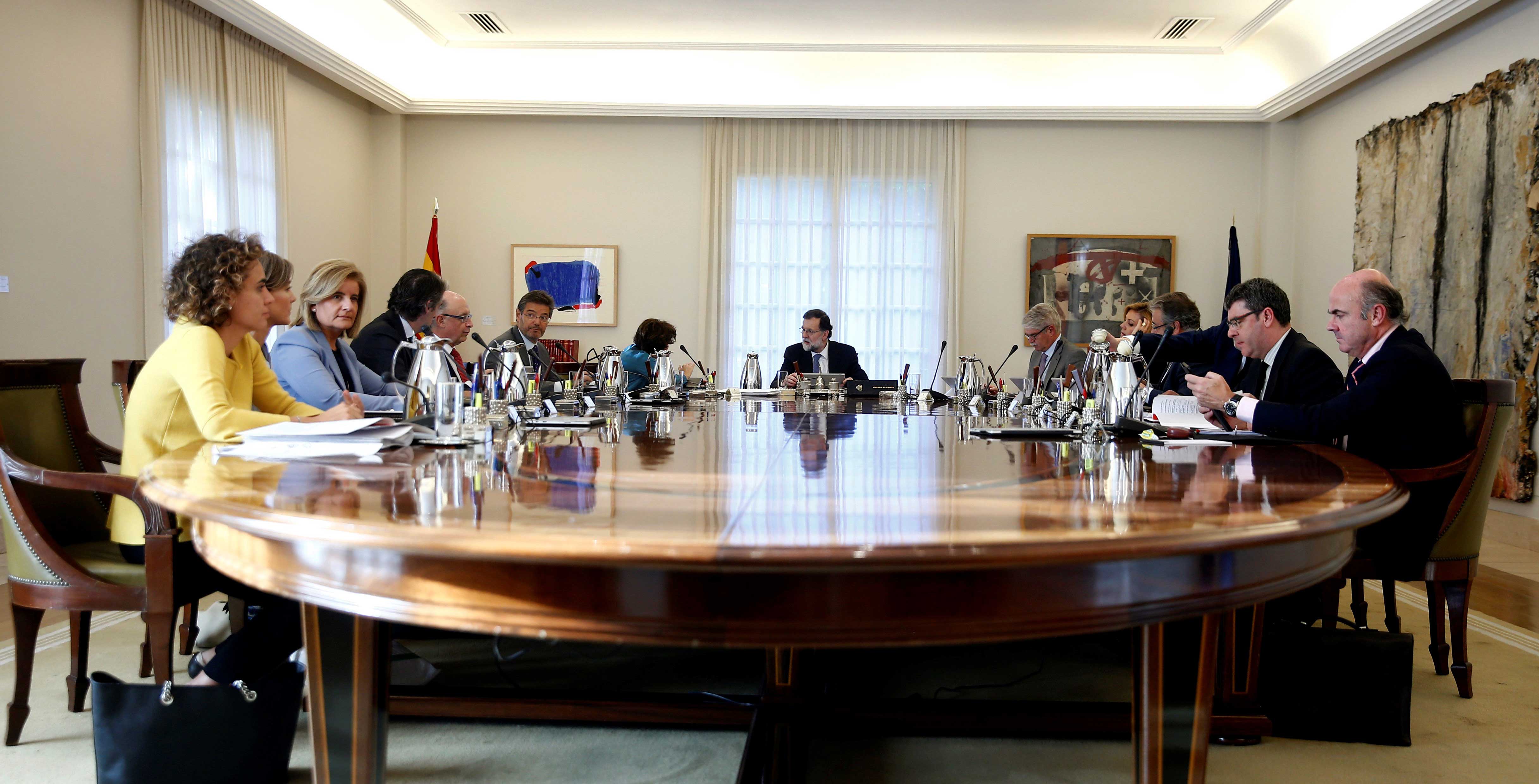El presidente del Gobierno, Mariano Rajoy (c), presidiendo la reunión del Consejo de Ministros 