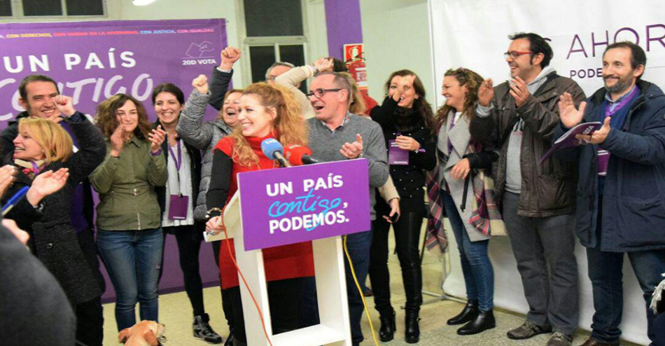 El actual secretario general de Podemos en La Rioja, Francisco Javier Garrido (1iz) en un acto en 2015